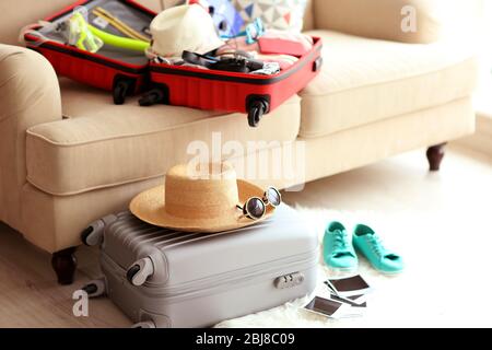 Valigia grigia confezionata sul pavimento, primo piano Foto Stock