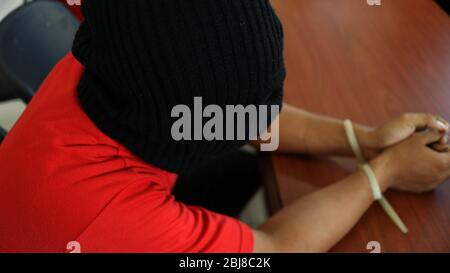 Colpevoli di crimine quando interrogati alla stazione di polizia, con fuoco selettivo, foto rumore, sfocato e un po 'di scuotimento Foto Stock
