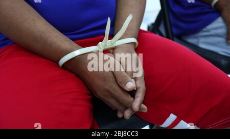 Colpevoli di crimine quando interrogati alla stazione di polizia, con fuoco selettivo, foto rumore, sfocato e un po 'di scuotimento Foto Stock