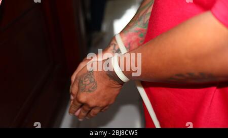 Colpevoli di crimine quando interrogati alla stazione di polizia, con fuoco selettivo, foto rumore, sfocato e un po 'di scuotimento Foto Stock