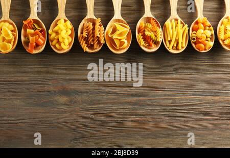 Vari tipi di pasta in cucchiai di legno Foto Stock