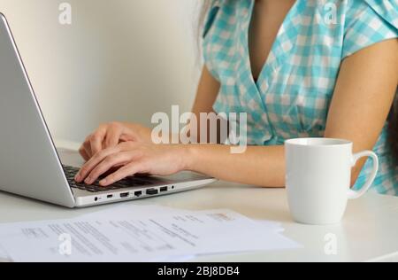 Metà della giovane donna che usa il notebook Foto Stock
