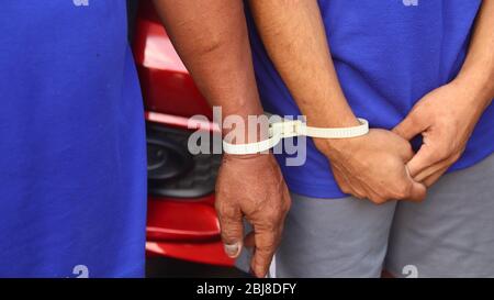 Colpevoli di crimine quando interrogati alla stazione di polizia, con fuoco selettivo, foto rumore, sfocato e un po 'di scuotimento Foto Stock