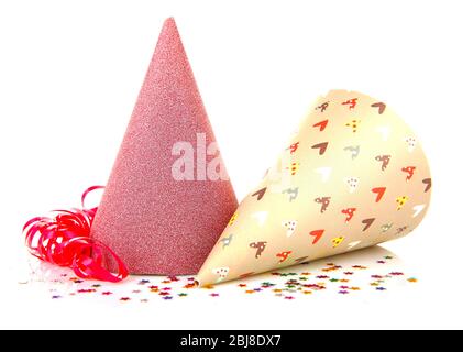 Cappelli rossi con confetti, isolati su bianco Foto Stock