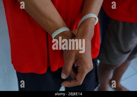 Colpevoli di crimine quando interrogati alla stazione di polizia, con fuoco selettivo, foto rumore, sfocato e un po 'di scuotimento Foto Stock