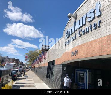 New York, Stati Uniti. 22 aprile 2020. Il centro ospedaliero di Elmhurst. Alla fine di marzo 2020, l'ospedale divenne un simbolo della Pandemia Corona di New York. Mentre le persone si accodavano fuori dall'ospedale nel distretto particolarmente vario delle Queens per essere testate, alcune file di persone morivano all'interno, che in precedenza erano state portati nella sala di emergenza con sirene che si erano arrossite. Credit: Benno Schwinghammer/dpa/Alamy Live News Foto Stock