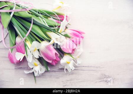 Bel bouquet di fiori freschi su superficie in legno primo piano Foto Stock