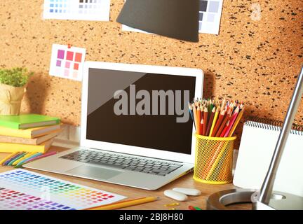 Luogo di lavoro con notebook su tavolo di legno chiaro. Foto Stock