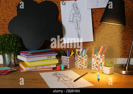 Posto di lavoro con cancelleria su tavolo di legno chiaro. Foto Stock