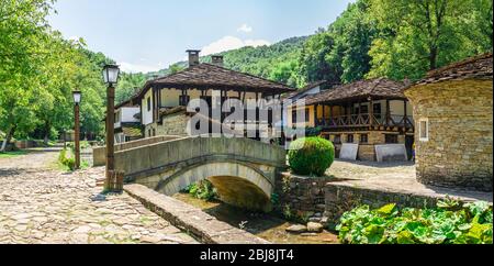 Ponte in pietra nel complesso Etnografico architettonico Etar in Bulgaria in una giornata estiva soleggiata. Foto panoramica di grandi dimensioni Foto Stock