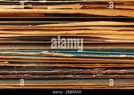 Pila di vecchi dischi in vinile, primo piano Foto Stock