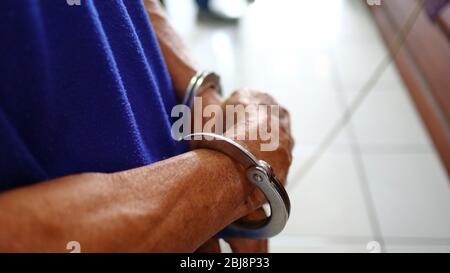 Colpevoli di crimine quando interrogati alla stazione di polizia, con fuoco selettivo, foto rumore, sfocato e un po 'di scuotimento Foto Stock