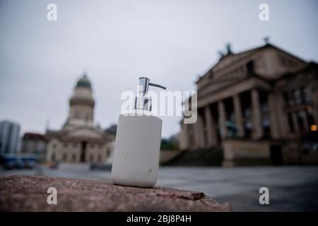 Berlino, Germania. 29 aprile 2020. Un dispenser di sapone si trova sul Gendarmenmarkt di fronte al Konzerthaus (r). Credit: Christoph Soeder/dpa/Alamy Live News Foto Stock