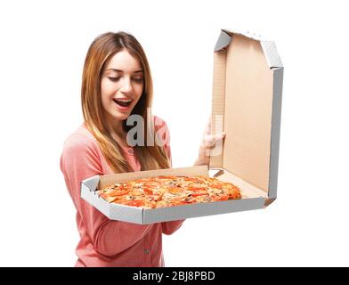 Giovane donna felice che tiene pizza calda in scatola, isolato su bianco Foto Stock