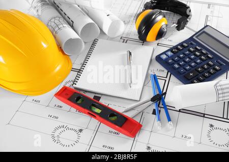 Progetti di costruzione con attrezzi e casco closeup Foto Stock