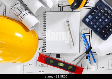 Progetti di costruzione con attrezzi e casco, vista dall'alto Foto Stock