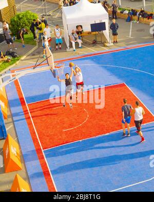 Kiev, Ucraina - 14 settembre, 2109: uomini giocano a basket su una strada. Sfera di strada campionato. Vista aerea Foto Stock