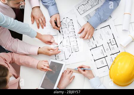 Giovani ingegneri che lavorano in ufficio, vista dall'alto Foto Stock