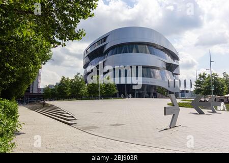 Stoccarda, Germania - Luglio 2016: Vista panoramica sul famoso museo Mercedes Benz moderno a Stoccarda, Germania Foto Stock