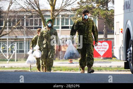 Toronto, Canada. 28 Aprile 2020. I membri delle forze armate canadesi sono visti al di fuori dell'Eatonville Care Centre a Toronto, Canada, 28 aprile 2020. La più grande provincia canadese dell'Ontario ha chiesto assistenza militare a cinque case di cura a lungo termine colpite la scorsa settimana. Credit: Zou Zheng/Xinhua/Alamy Live News Foto Stock