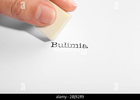 Bulimia parola con gomma su sfondo bianco Foto Stock