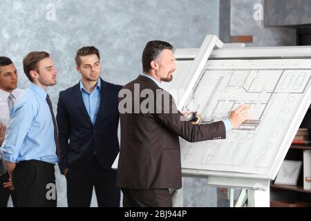 Ingegneri che lavorano con pannelli interni Foto Stock