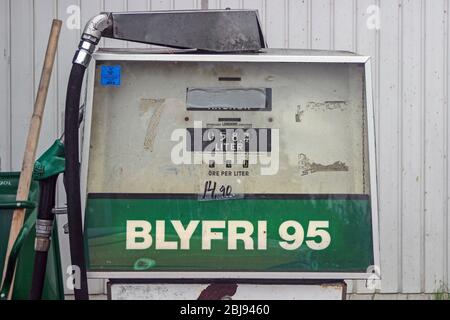 Distributore di carburante vecchio d'epoca che offre benzina senza piombo nel cortile del villaggio a Krokstorp, campagna rurale della Svezia Foto Stock