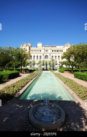 Fontana nei giardini di Pedro Luis Alonso con il municipio alla parte posteriore, Malaga, Provincia di Malaga, Andalusia, Spagna, Europa occidentale Foto Stock