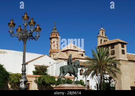 Plaza Guerrero Munoz con la torre della Iglesia San Sebastian e Convento de la Encarnacion al centro e la statua di Fernando i che era il Foto Stock