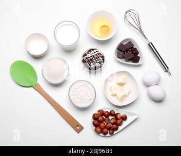 Ingredienti per torte su tavola bianca. Disposizione piatta Foto Stock