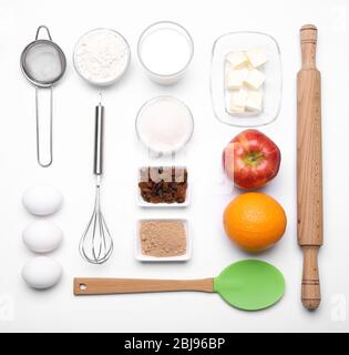 Ingredienti per torte su tavola bianca. Disposizione piatta Foto Stock