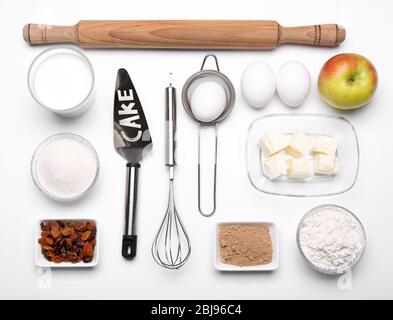 Ingredienti per torte su tavola bianca. Disposizione piatta Foto Stock