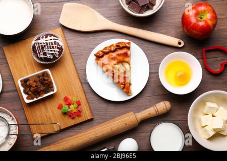 Ingredienti per torte su tavola di legno. Disposizione piatta Foto Stock