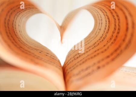 Forma a cuore fatta da pagine di libri Foto Stock