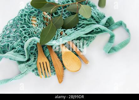 Borsa a rete con posate di bambù. Concetto senza plastica. Foto Stock