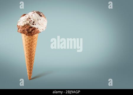 Cono gelato, con scaglie di cioccolato e negli zuccherini colorati Foto  stock - Alamy