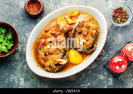 Pezzo di carpa d'argento arrosto con salsa di noci Foto Stock