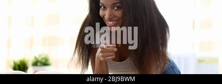 Allegro lady in posa in ambienti interni Foto Stock