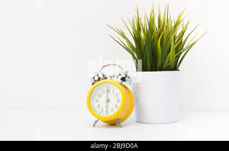 sveglia gialla di vecchio stile retrò su isolato Foto Stock