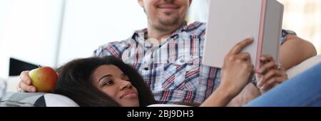 Incantevoli momenti di intima a casa Foto Stock