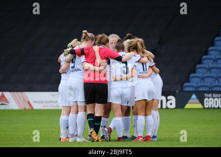 AFC Fylde Women team huddle prima dell'inizio del loro gioco. Foto Stock