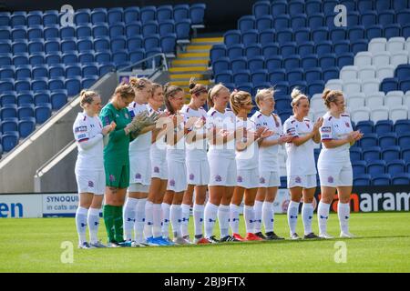 Fylde Women giocatori in fila per un minuto di applausi prima di una casa Gane al Mill Farm Stadium. Foto Stock