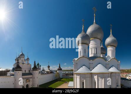 Rostov il Cremlino. Le cupole della chiesa della resurrezione di Cristo e la Cattedrale dell'Assunzione. Rostov, Krasnojarsk, Russia. Anello d'oro di Russi Foto Stock