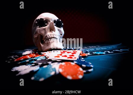 Cranio umano al tavolo Black Jack Foto Stock