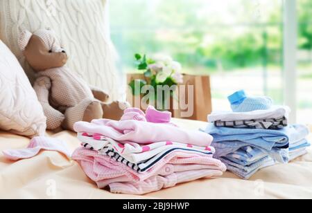 Nuovi abiti per bambini a letto Foto Stock