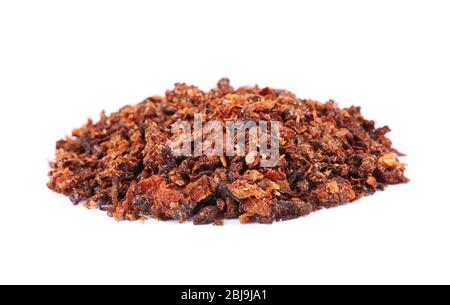 Pomodori secchi tritati isolati su bianco Foto Stock