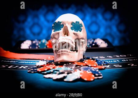 Cranio umano al tavolo Black Jack Foto Stock