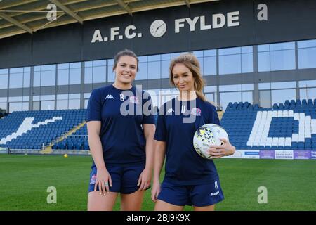 Emily Hollenshead e Laura Merrin Fylde Football Club giocatori di Football Club Donne al Mill Farm Stadium Foto Stock