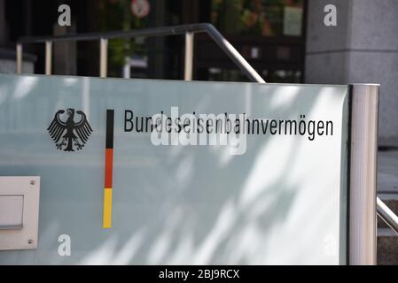 26 aprile 2020, Renania settentrionale-Vestfalia, Bonn: Logo, scritta Bundeseisenbahnvermögen (BEV) di fronte alla sede della sede Foto: Horst Galuschka/dpa/Horst Galuschka dpa Foto Stock