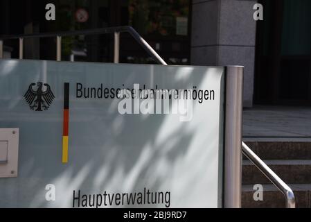26 aprile 2020, Renania settentrionale-Vestfalia, Bonn: Logo, scritta Bundeseisenbahnvermögen (BEV) di fronte alla sede della sede Foto: Horst Galuschka/dpa/Horst Galuschka dpa Foto Stock
